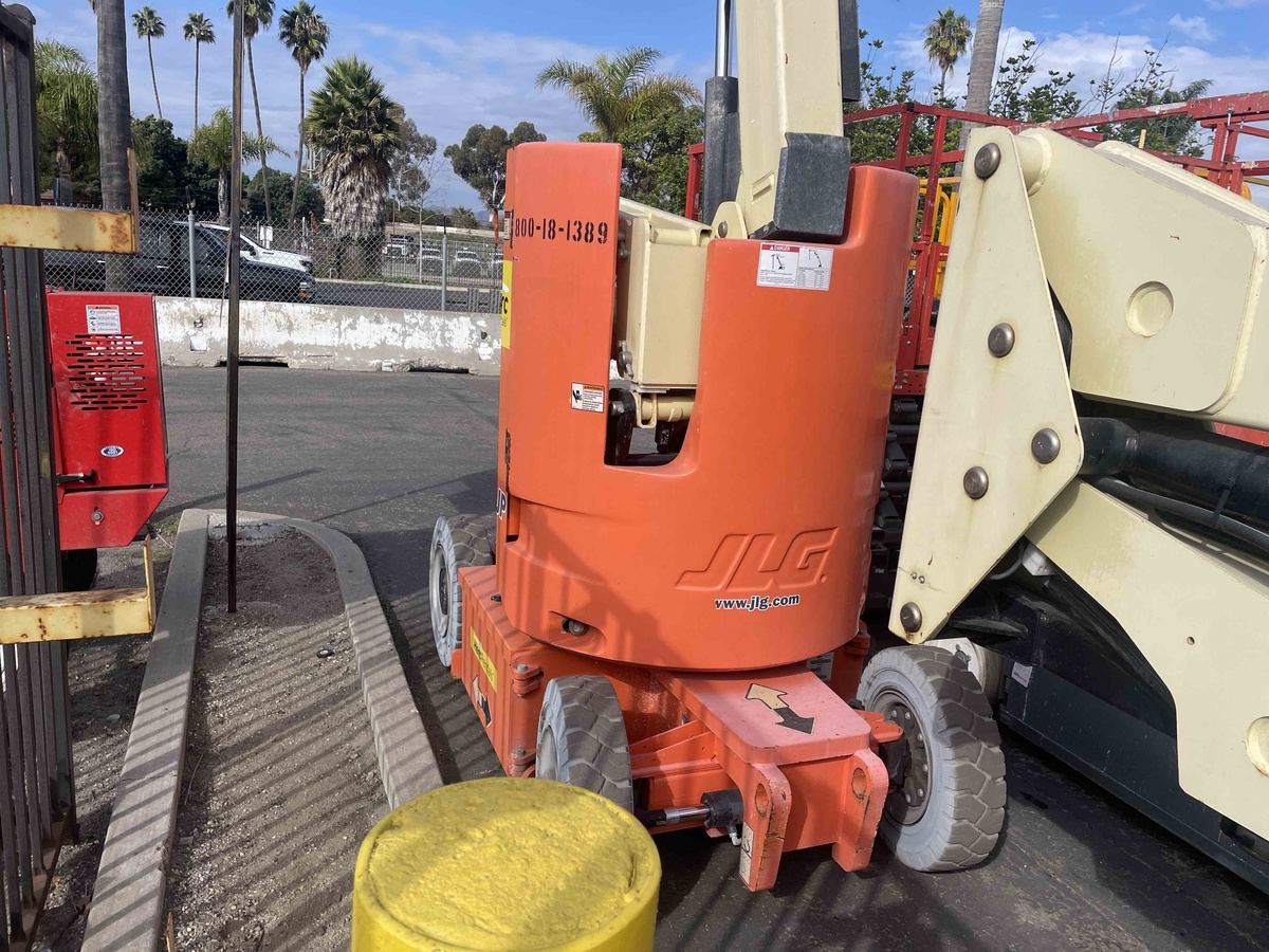 2017 JLG E300AJP-2