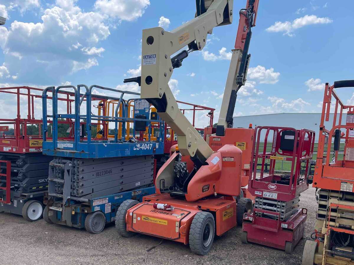2017 JLG E400AJPN