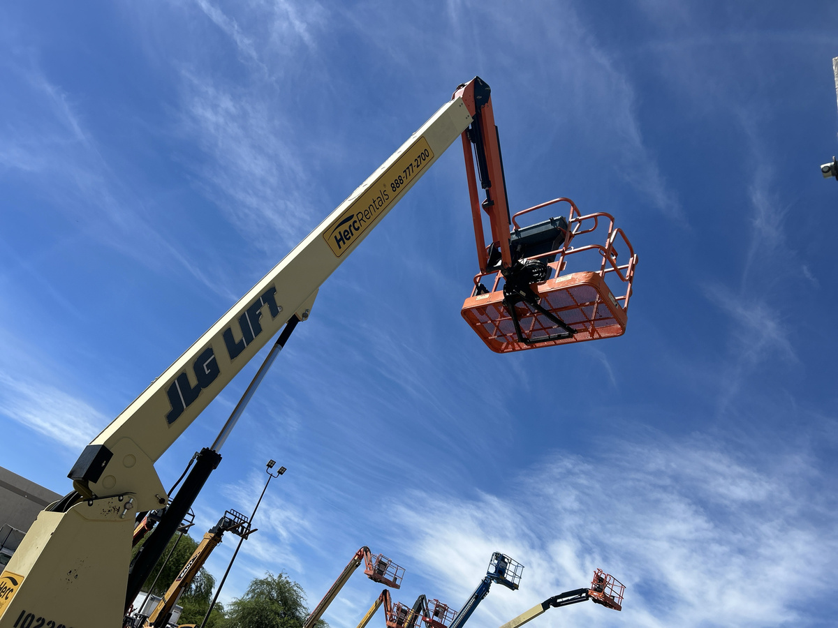 2017 JLG 600AJN Narrow-6