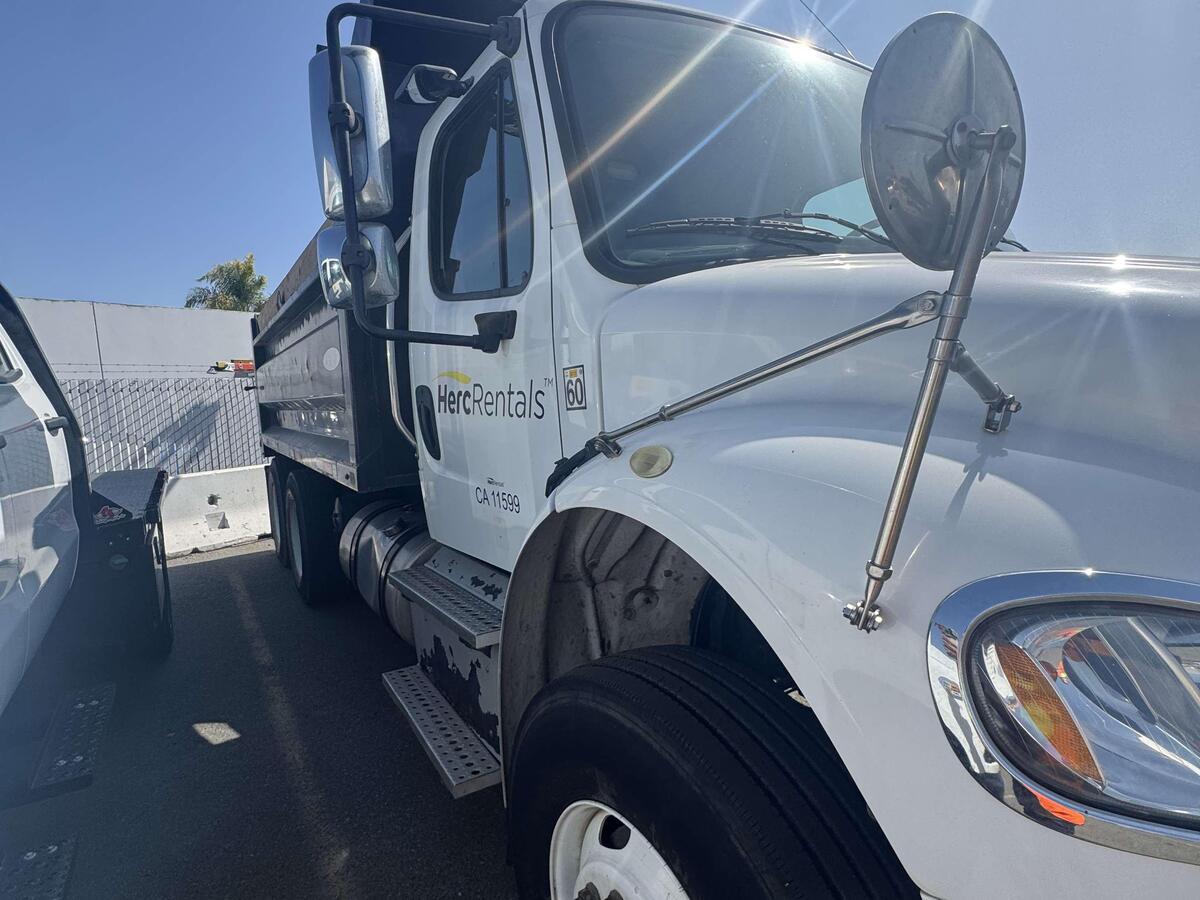 2016 Freightliner M2106-2