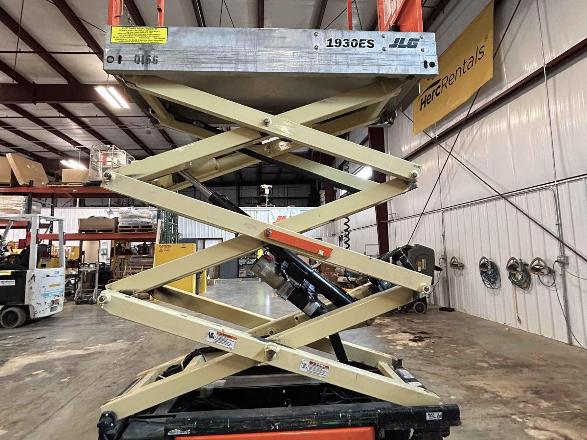 2012 JLG 1930ES