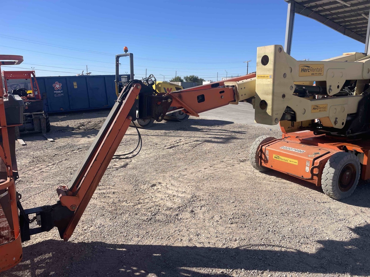 2017 JLG E400AJPN-7