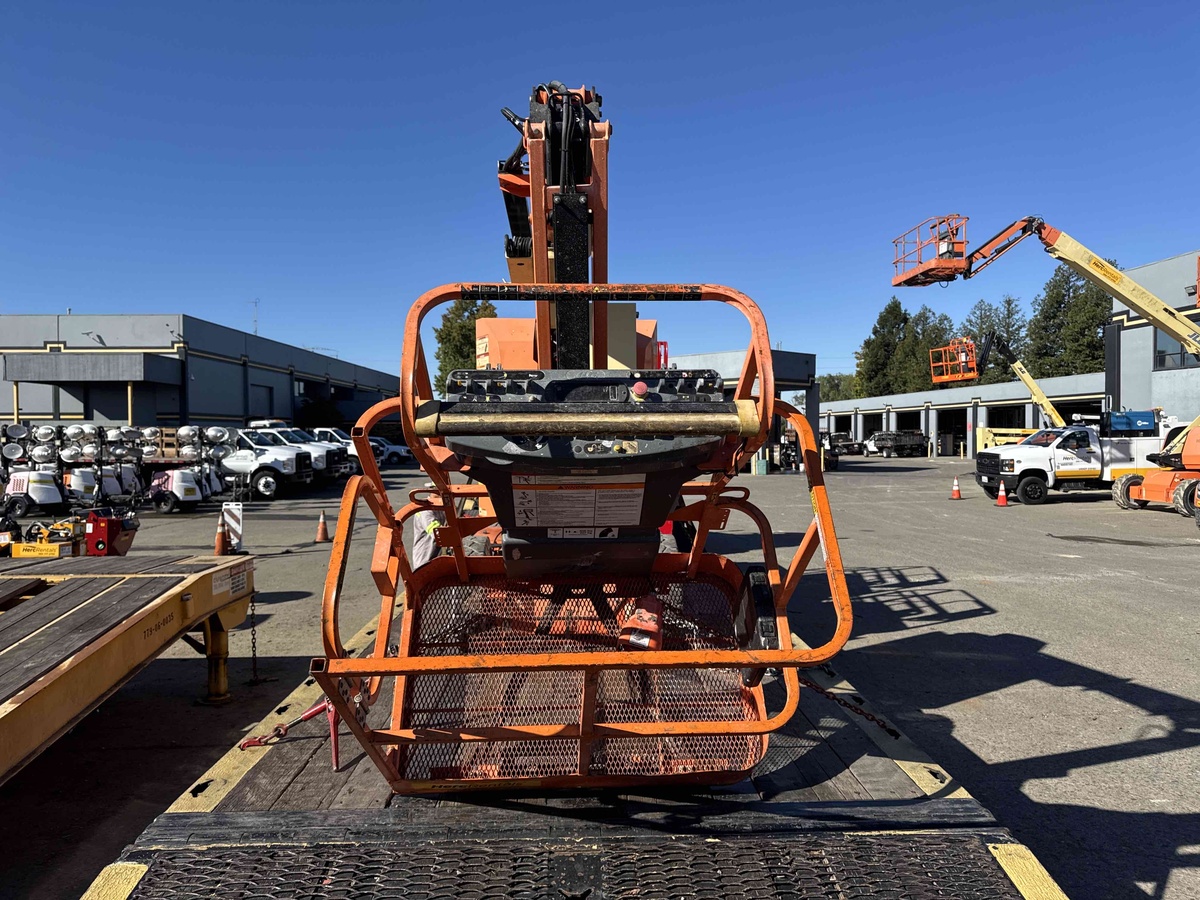 2017 JLG E300AJP-2