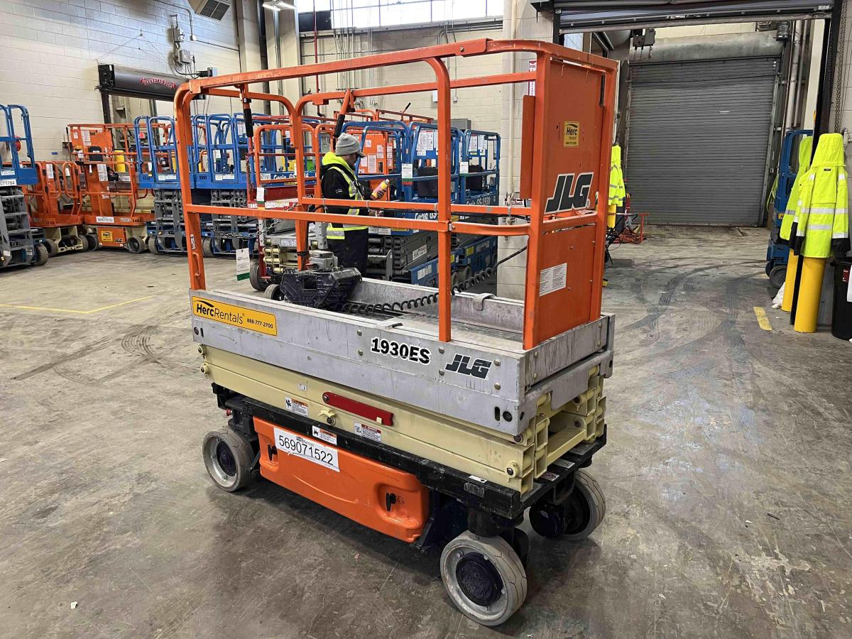 2013 JLG 1930ES