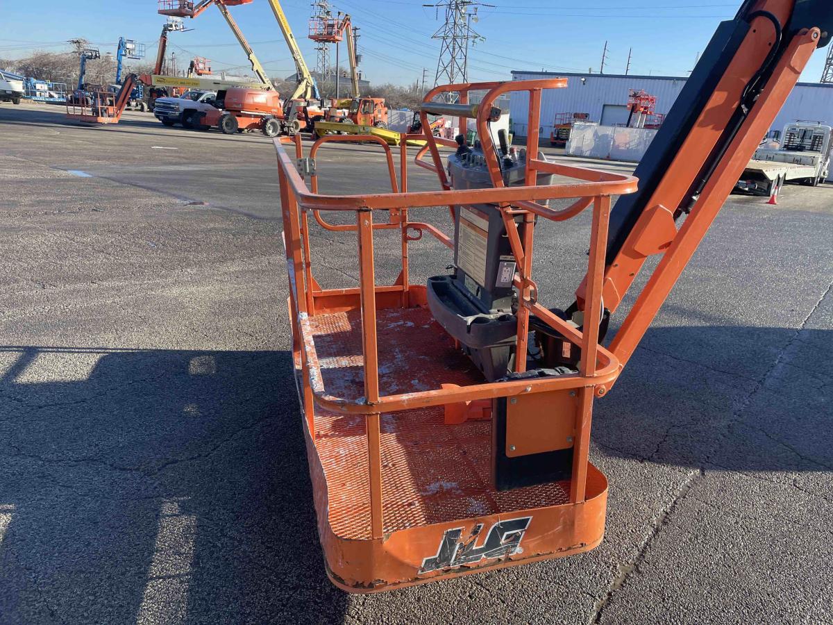 2018 JLG 800AJ