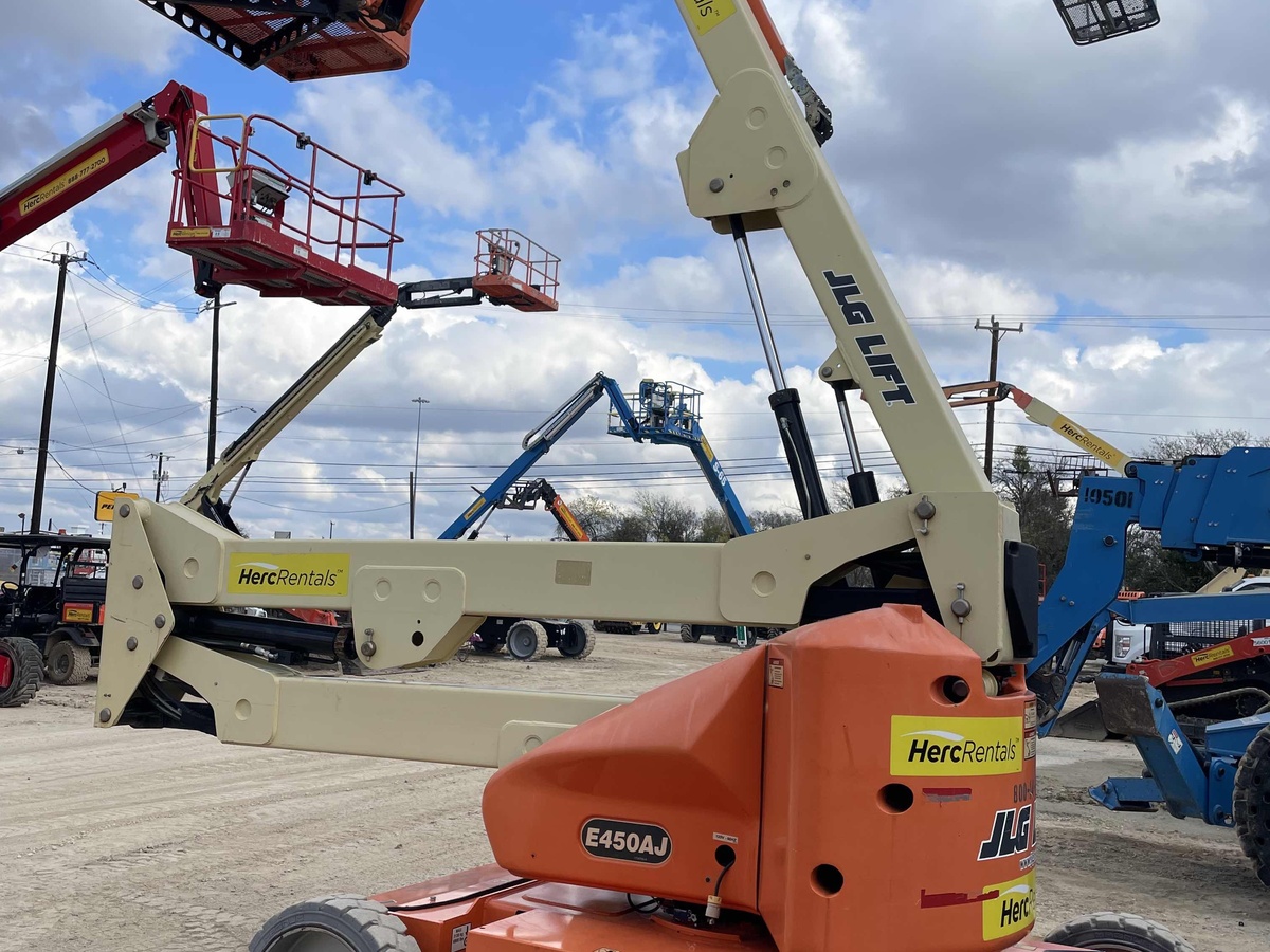 2017 JLG E450AJ