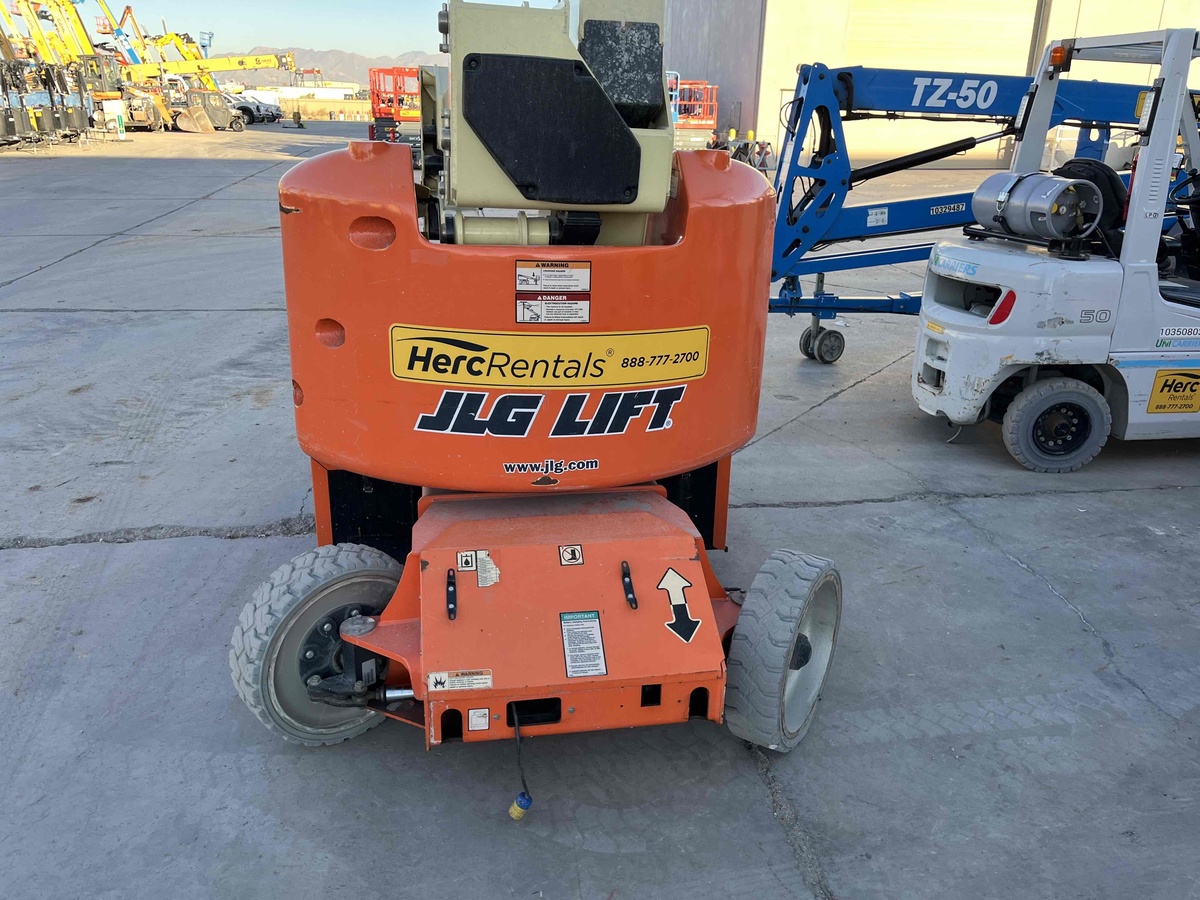 2017 JLG E400AJPN-2