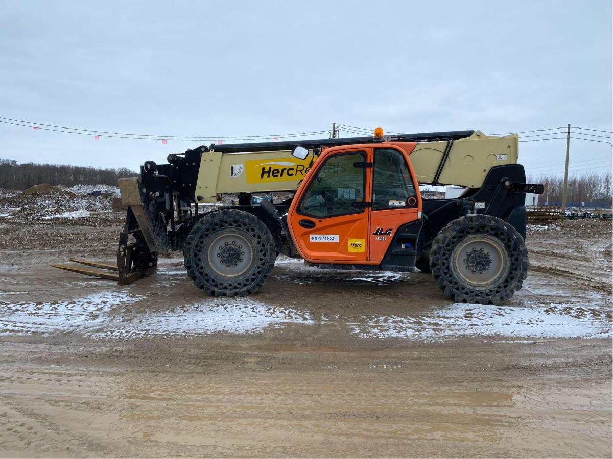 2016 JLG 1055