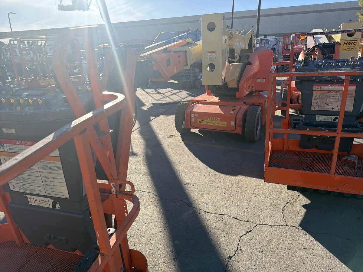 2017 JLG E400AJPN-4