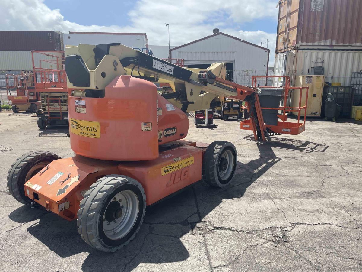 2013 JLG E450AJ