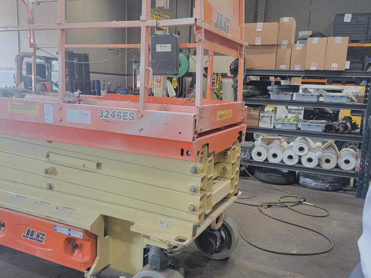 2017 JLG 3246ES