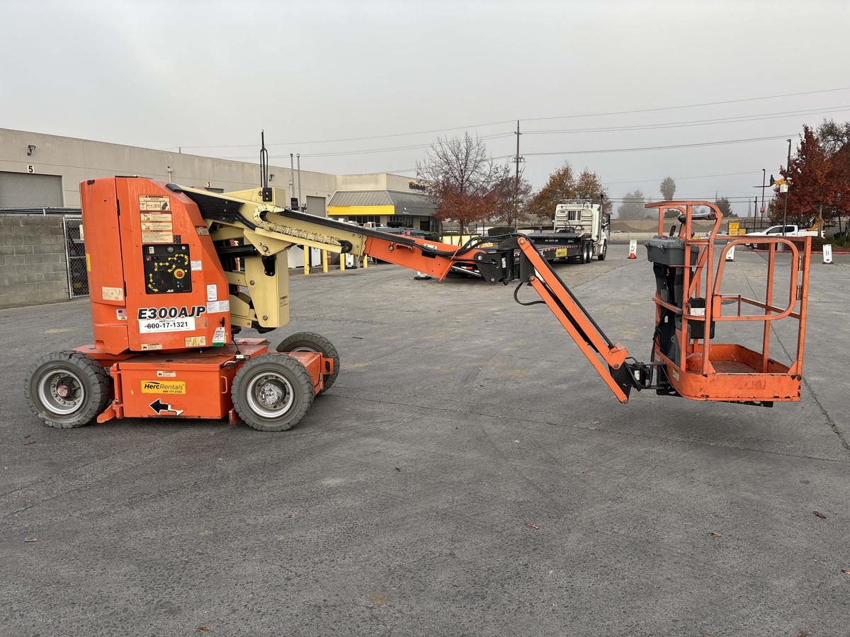 2017 JLG E300AJP