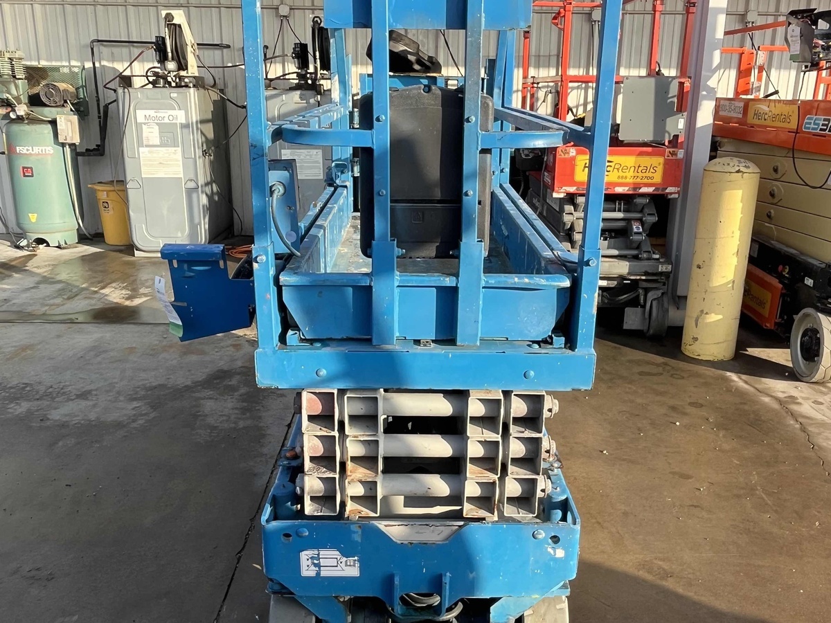 2018 Genie GS-1930 Electric Scissor Lift - 287 Hours thumbnail 4