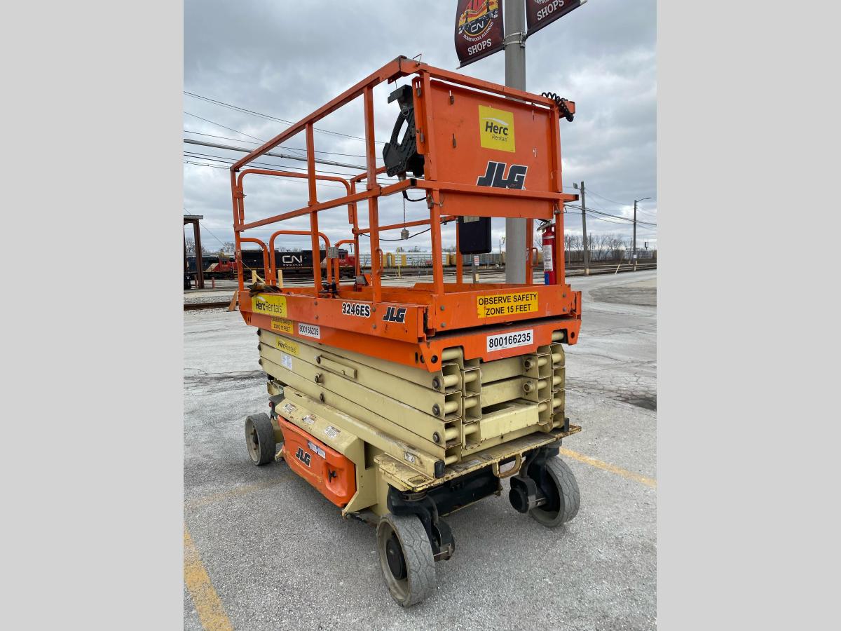 2017 JLG 3246ES