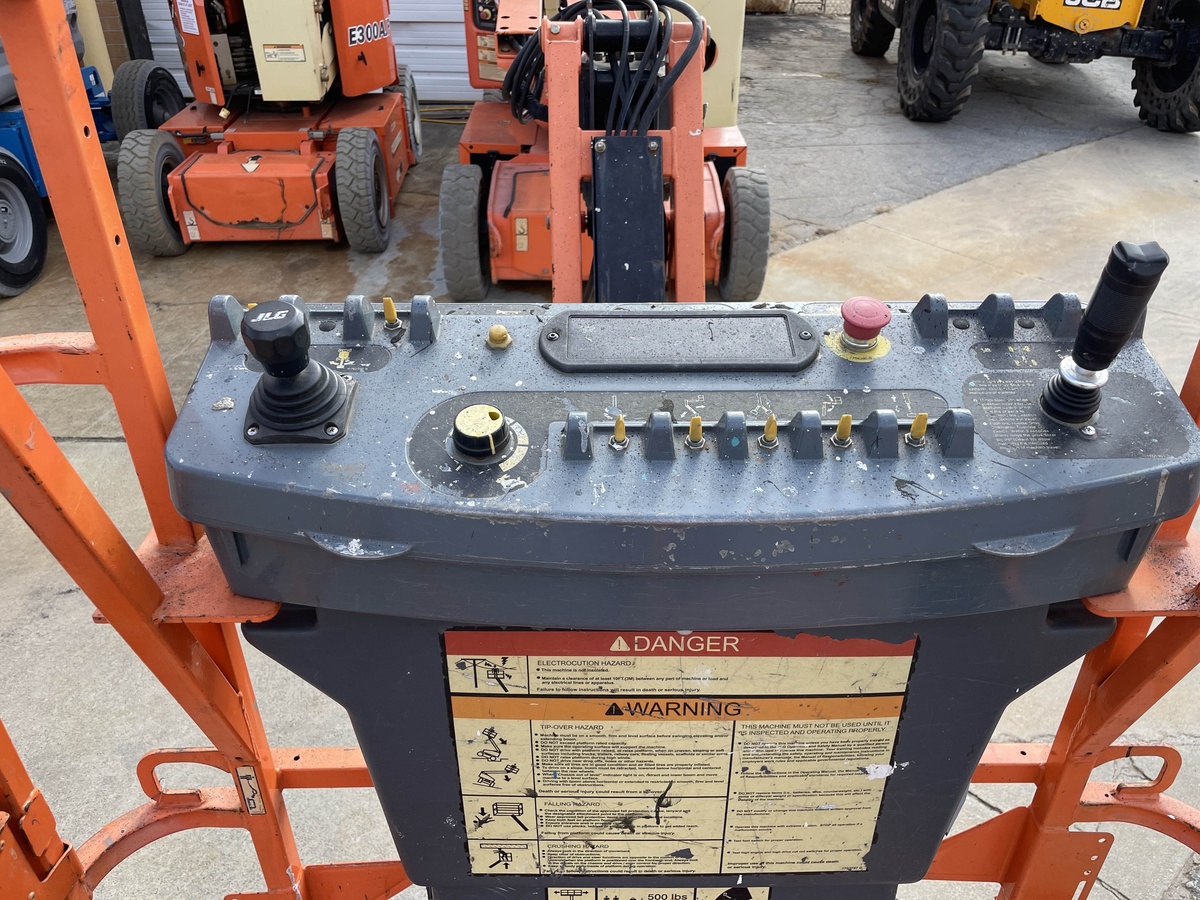 2015 JLG E400AJP-8