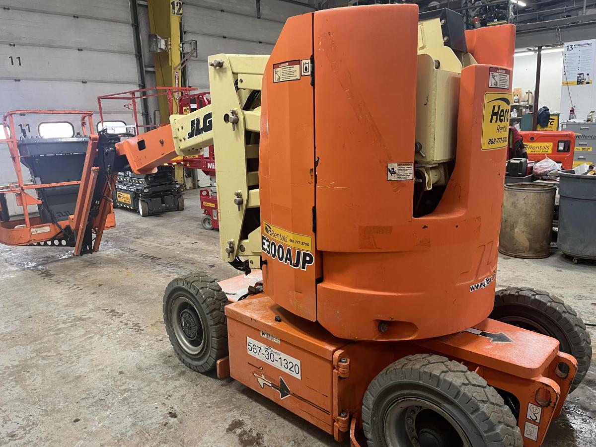 2015 JLG E300AJP