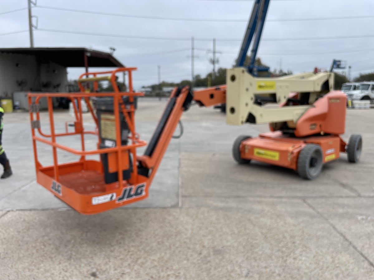 2017 JLG E450AJ-11