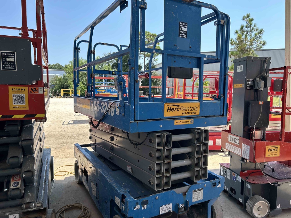 2017 Genie GS-3246-4