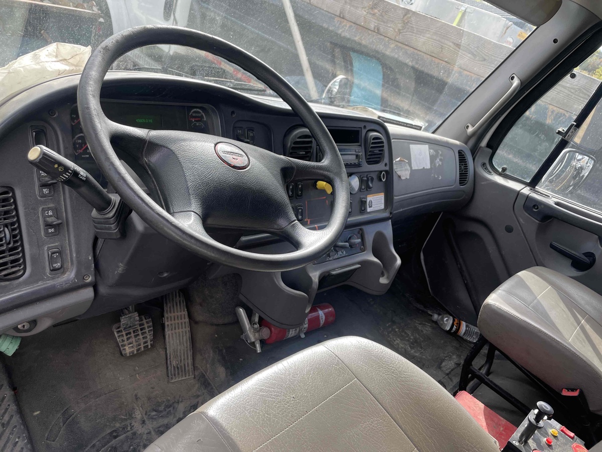 2016 Freightliner M2106-5