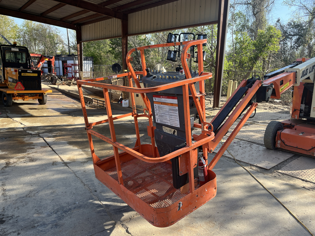 2016 JLG E300AJP-6