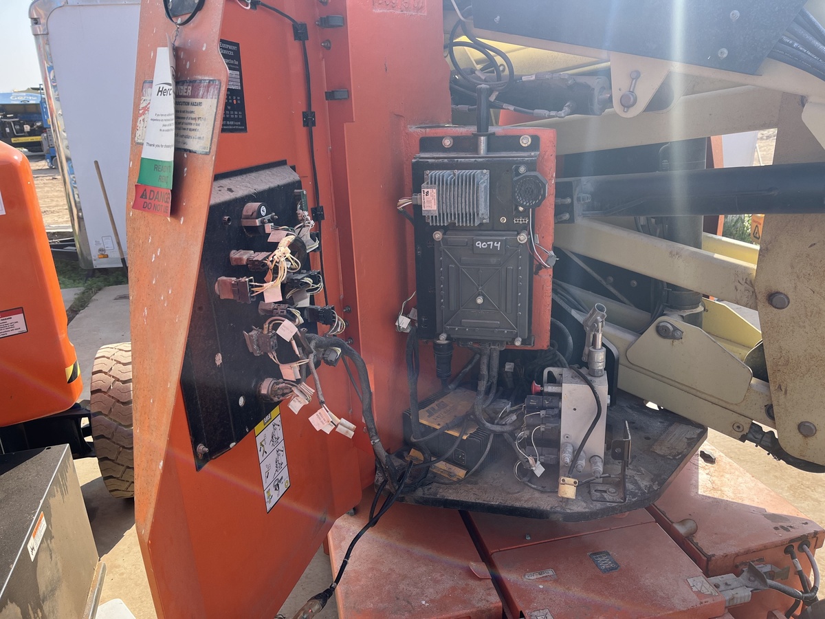 2017 JLG E300AJP-8