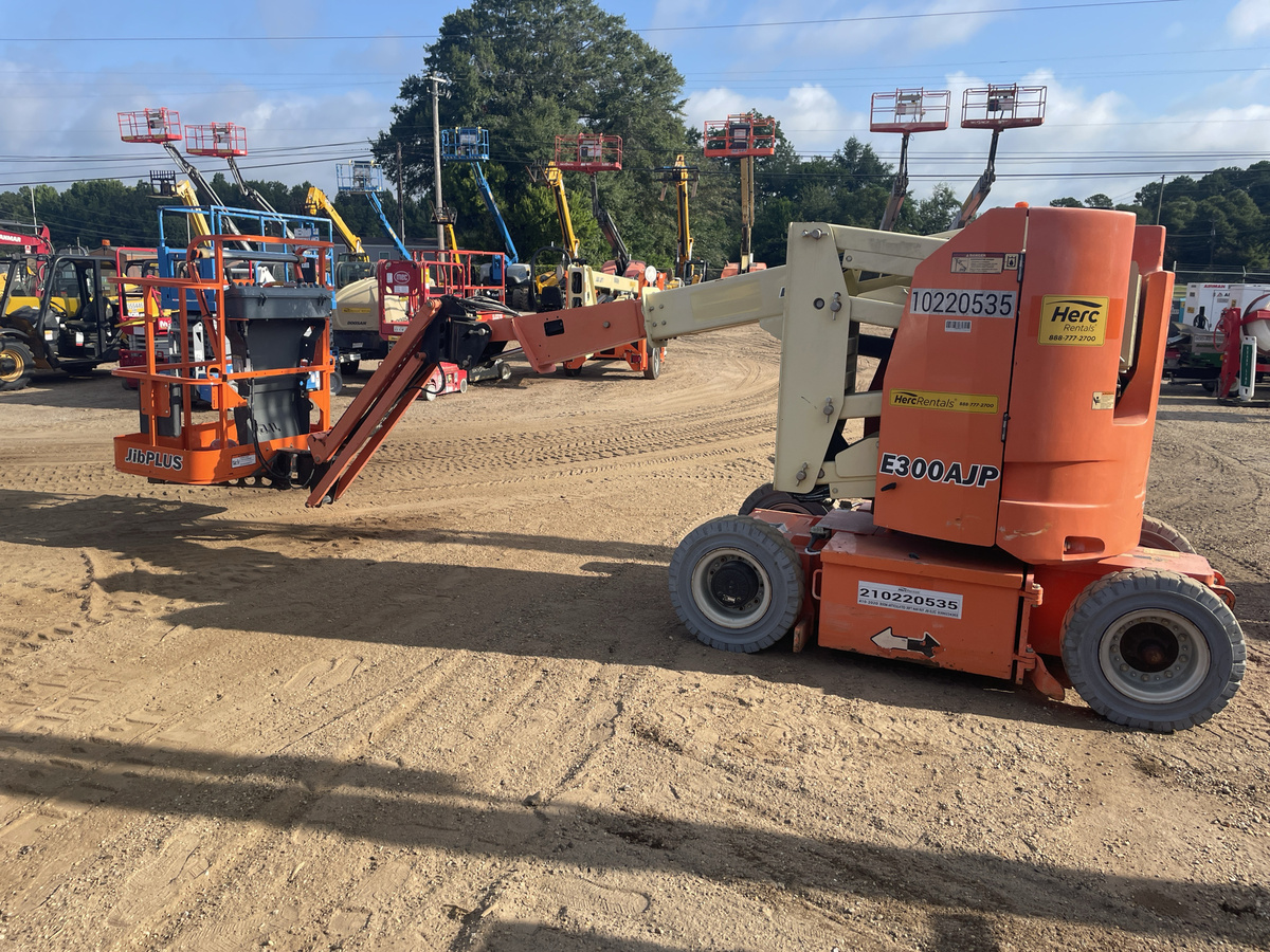 2017 JLG E300AJP-2