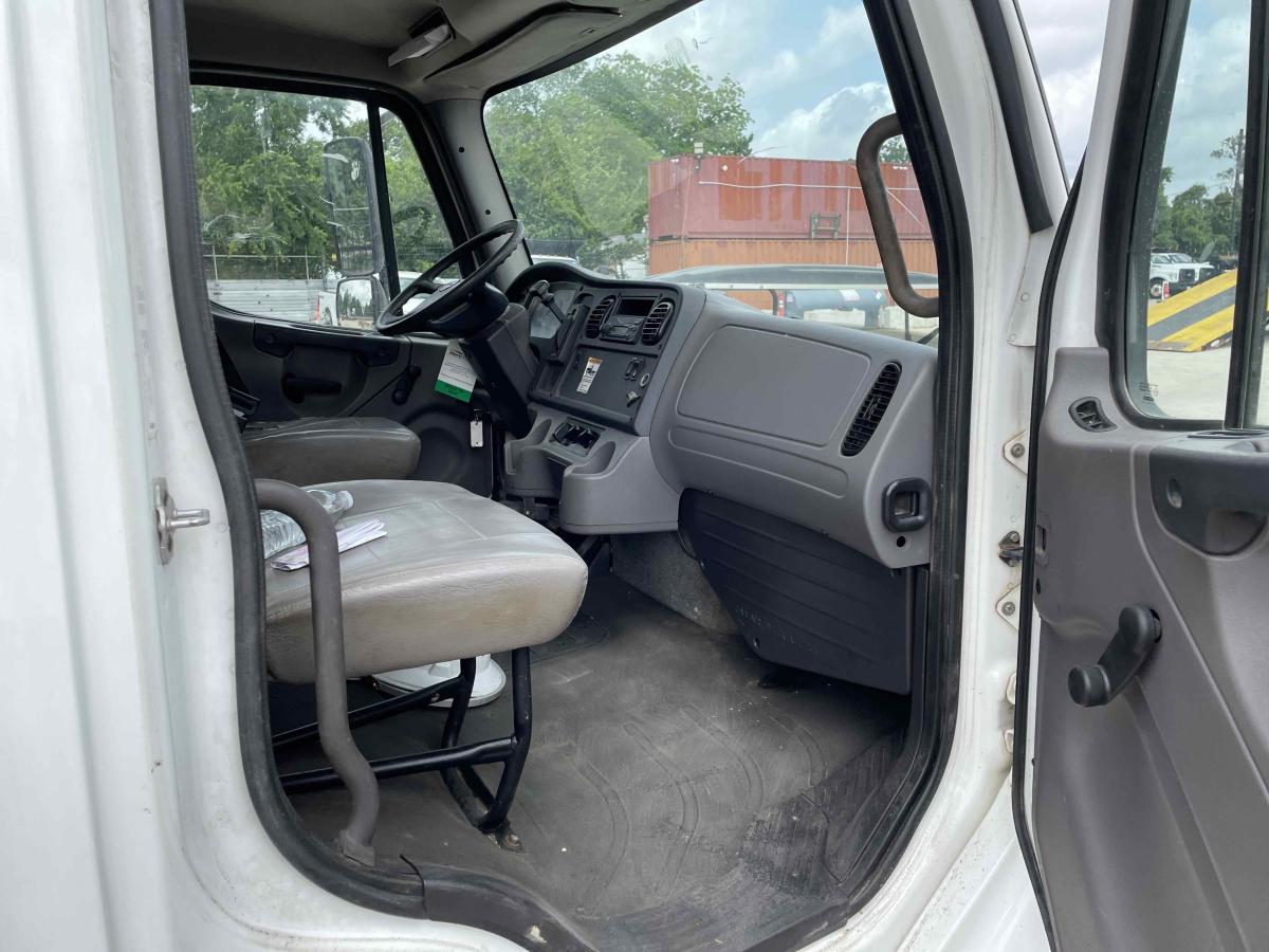 2015 Freightliner M2106