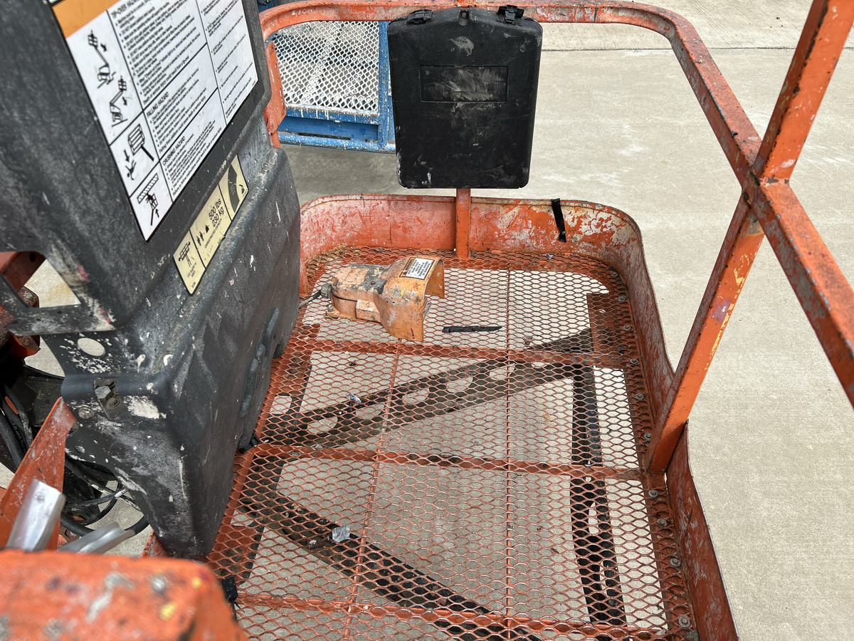 2014 JLG E400AJPN-10