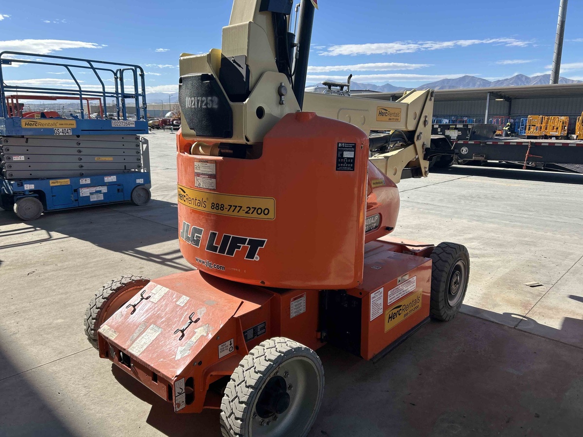 2017 JLG E400AJPN-2