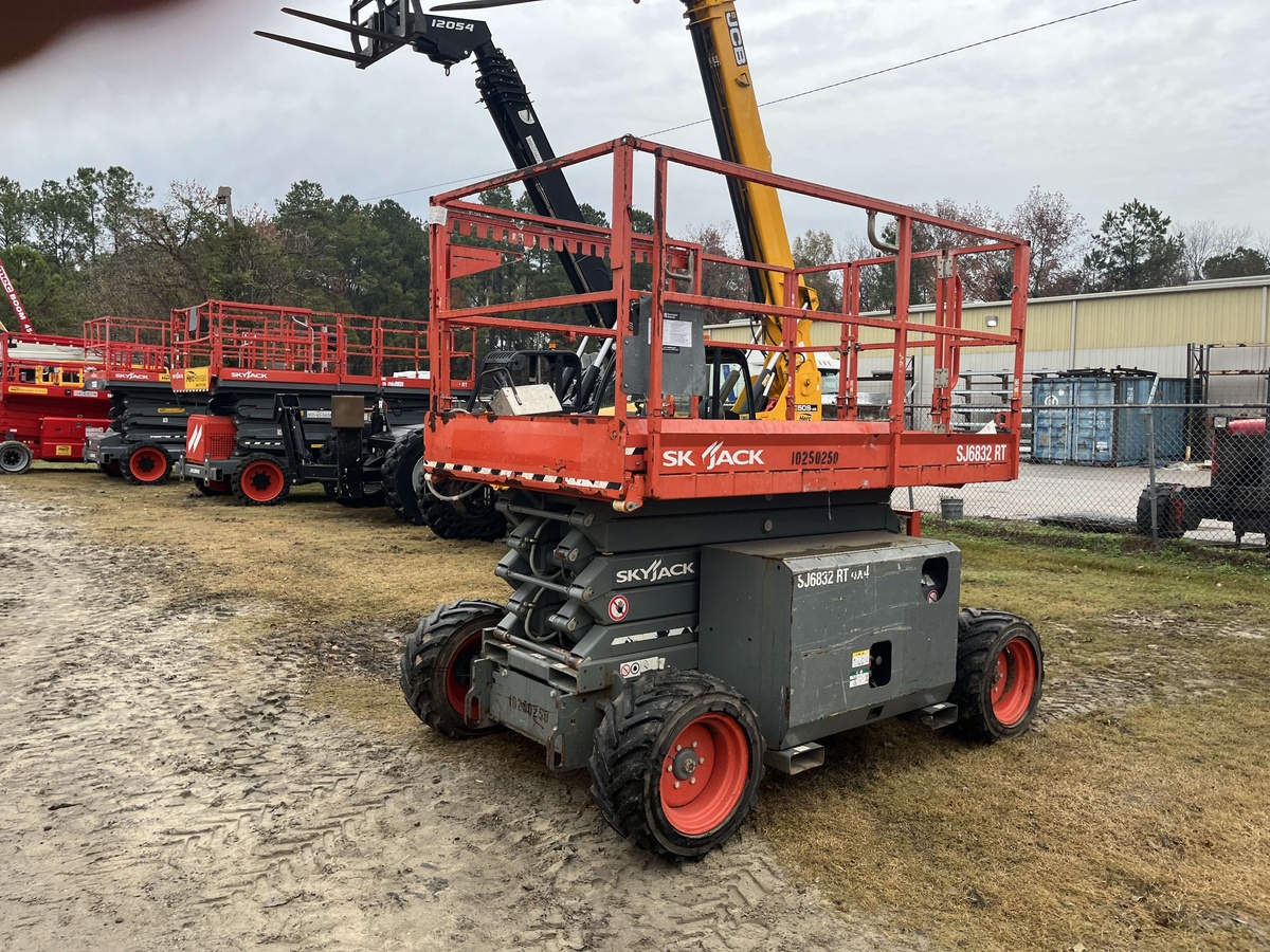 2018 Skyjack SJ-6832RT-4