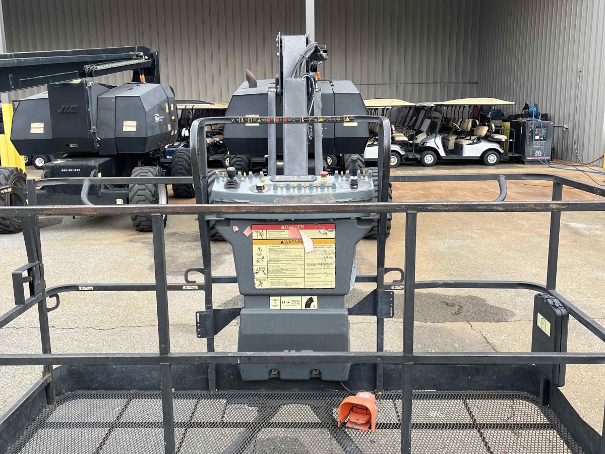 2016 JLG 800AJ
