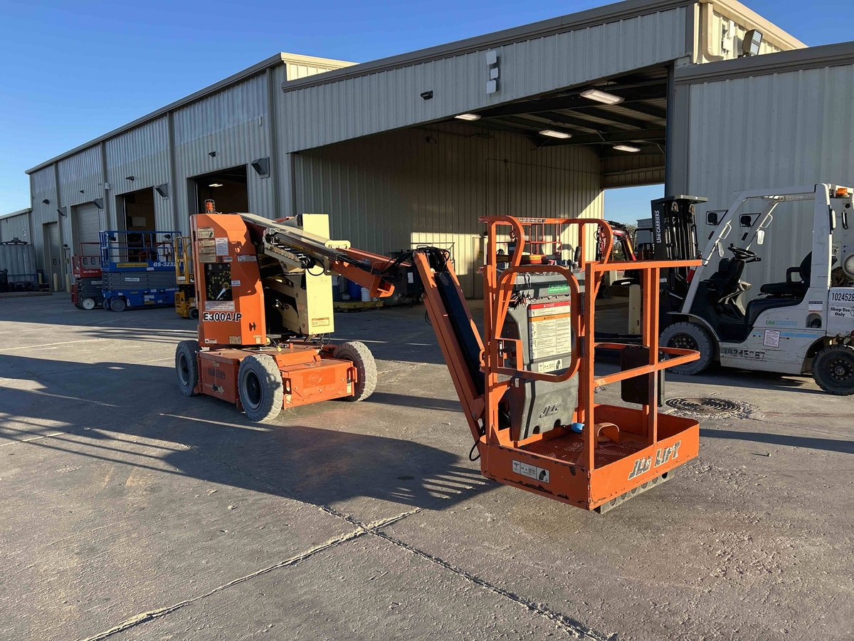 2016 JLG E300AJP-4