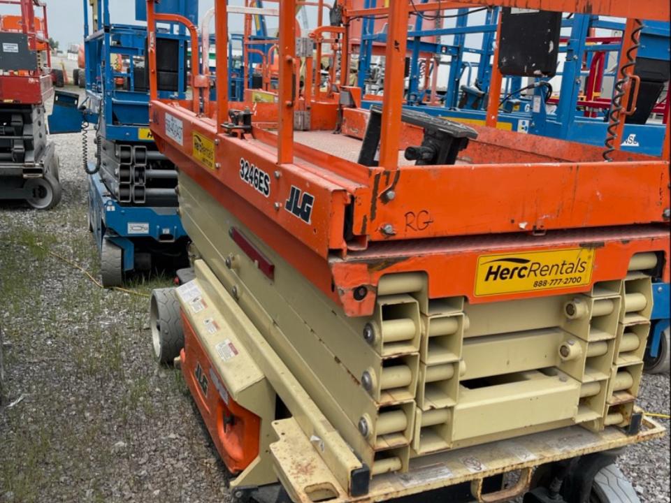 2018 JLG 3246ES