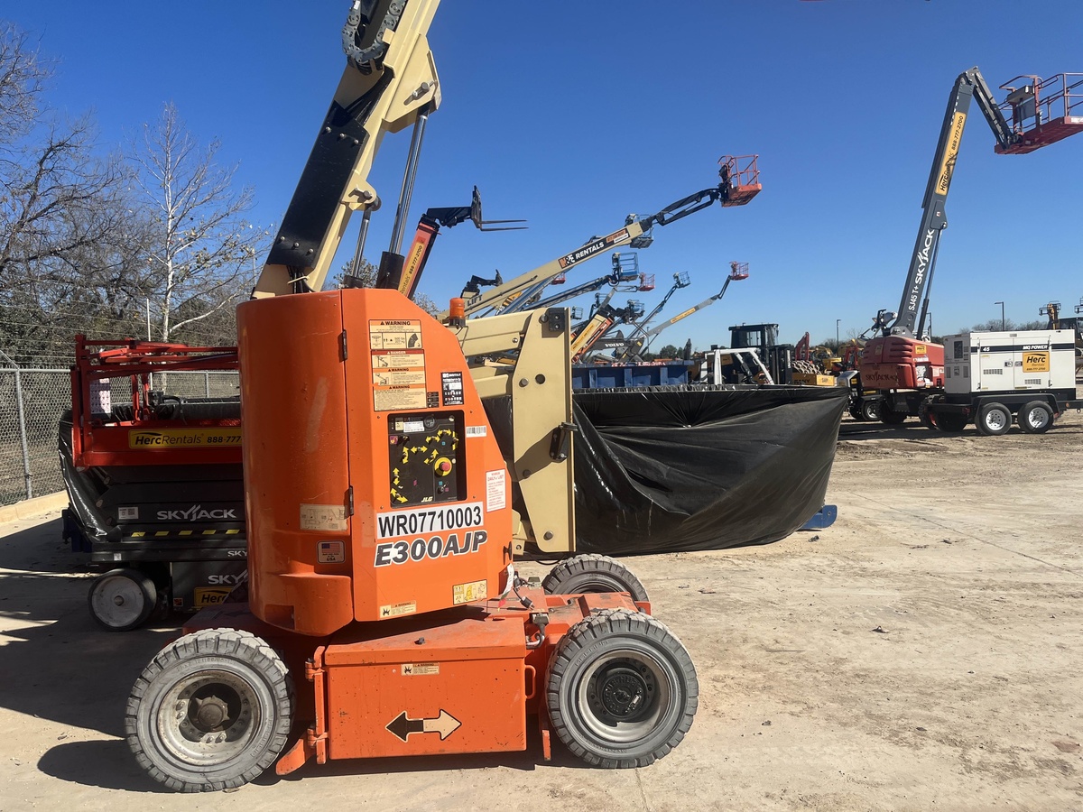 2017 JLG E300AJP-2