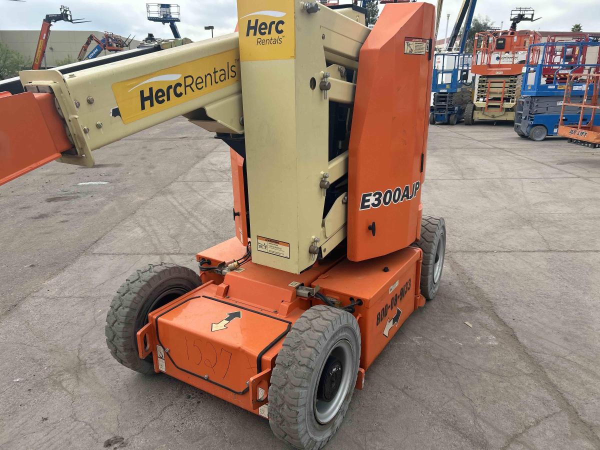 2016 JLG E300AJP