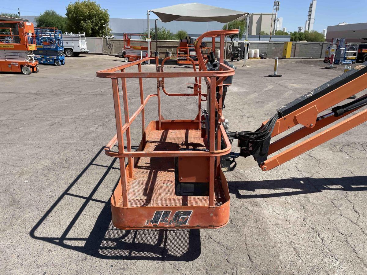 2017 JLG 600AJ-18