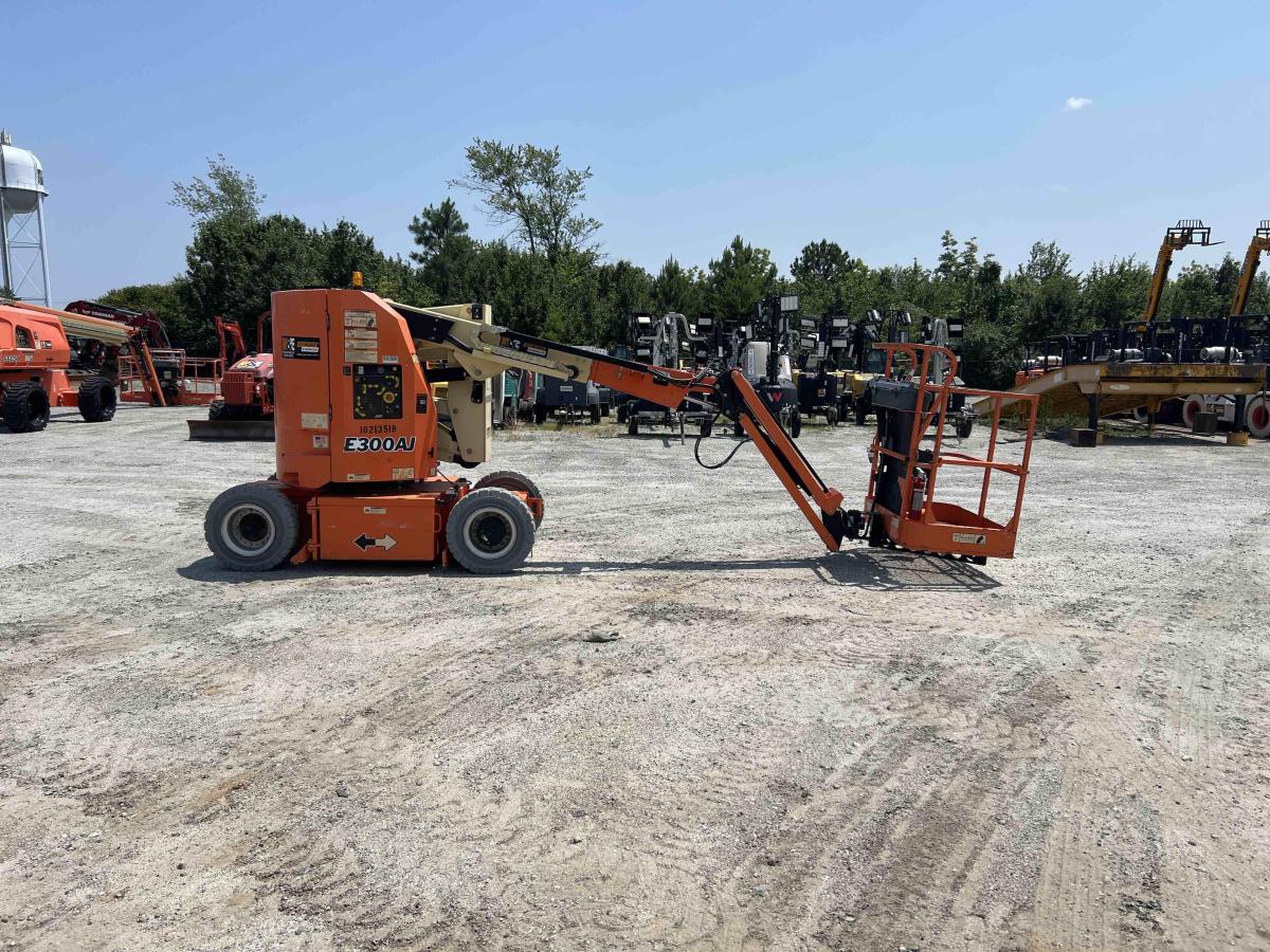 2017 JLG E300AJ-3