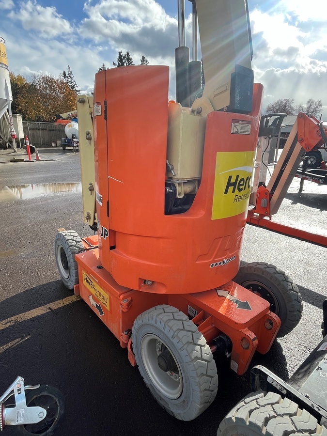 2017 JLG E300AJP-4
