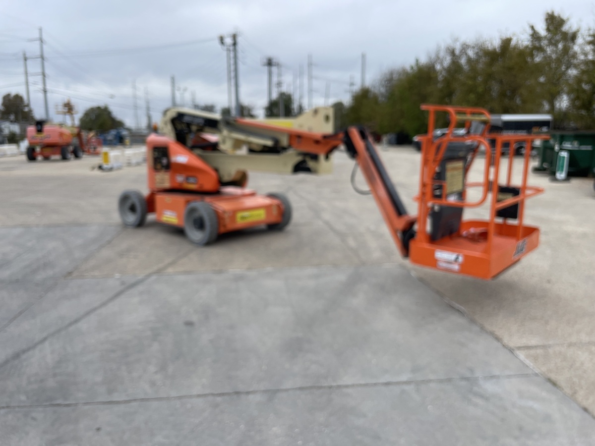 2017 JLG E450AJ