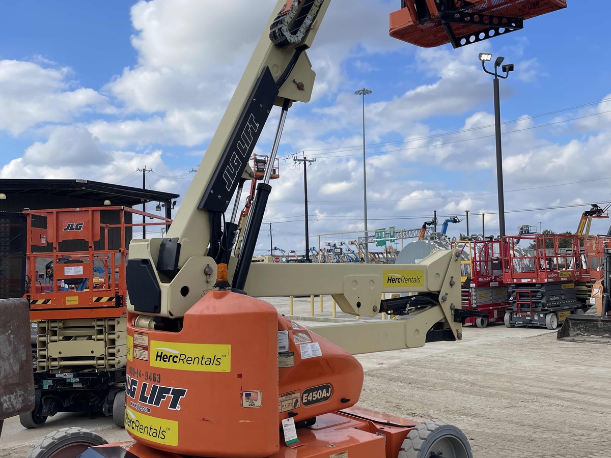 2017 JLG E450AJ-2