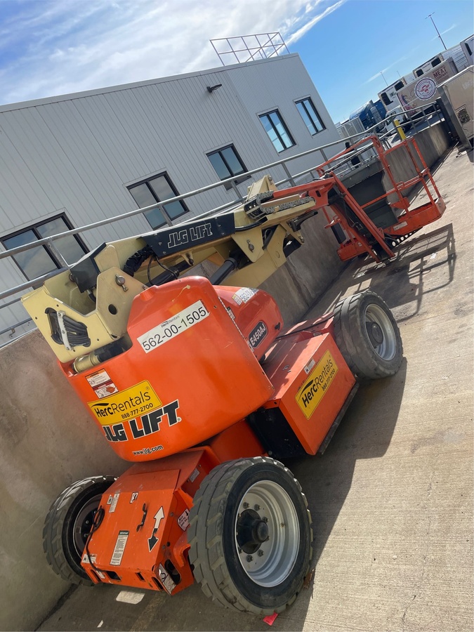 2017 JLG E450AJ-3