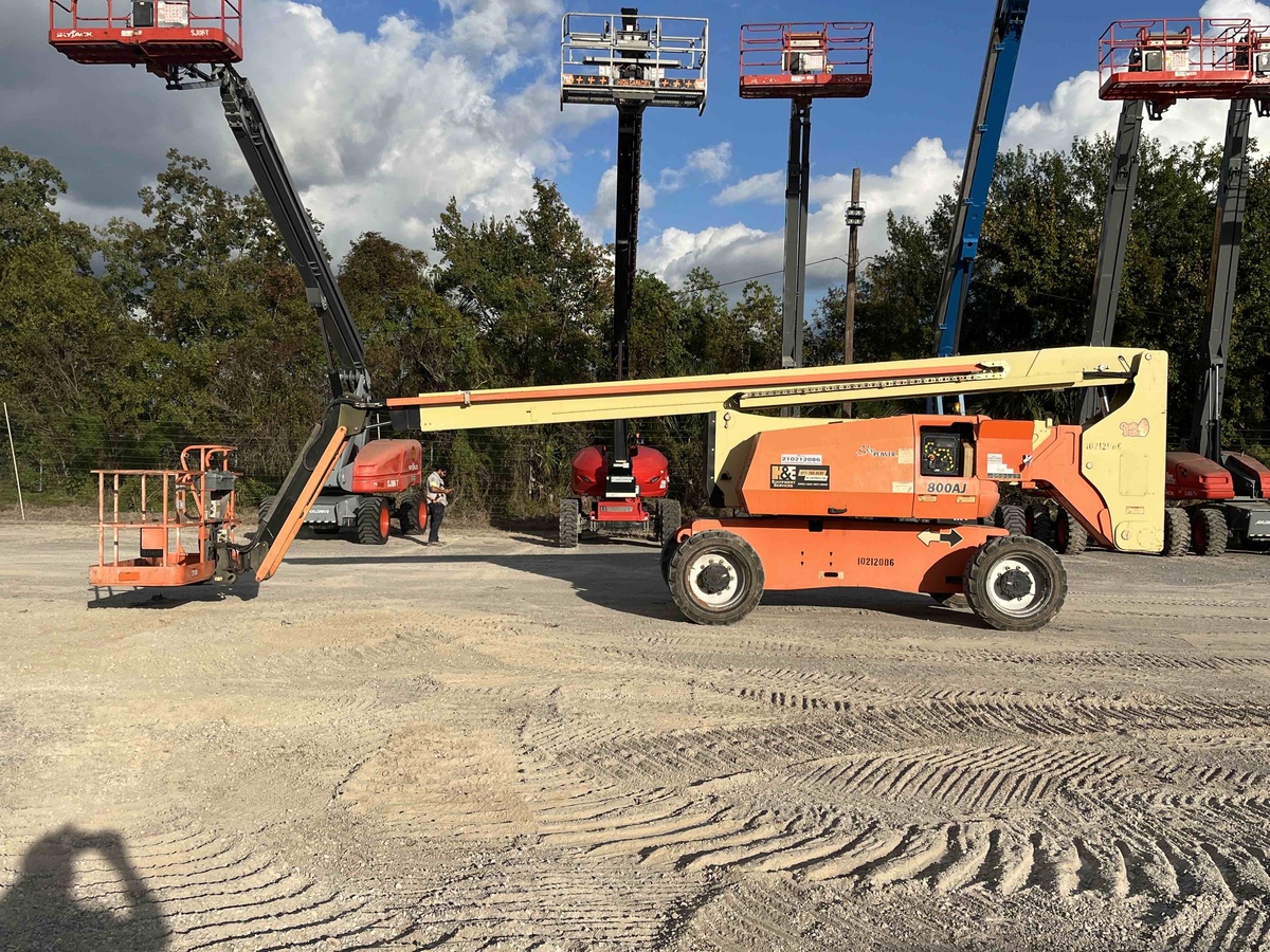 2017 JLG 800AJ