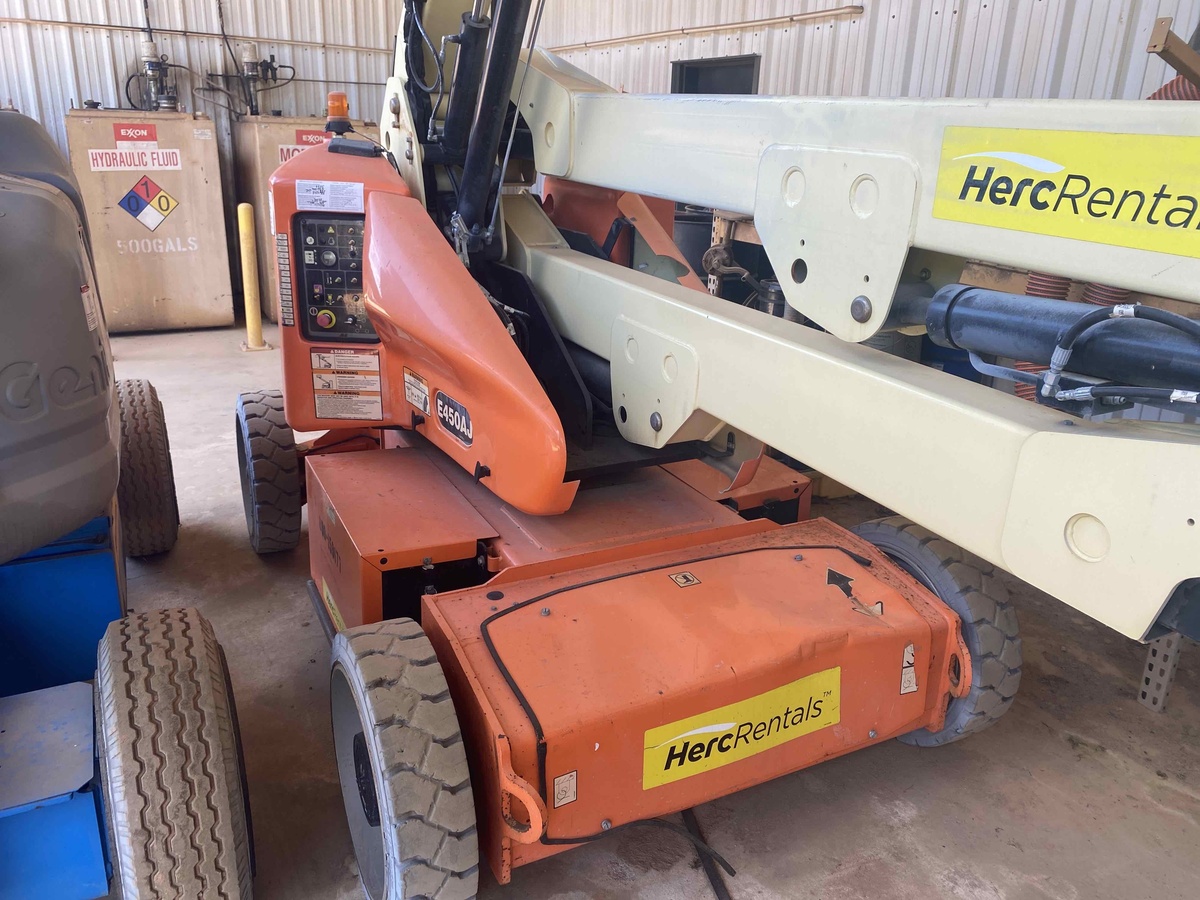 2017 JLG E450AJ-4