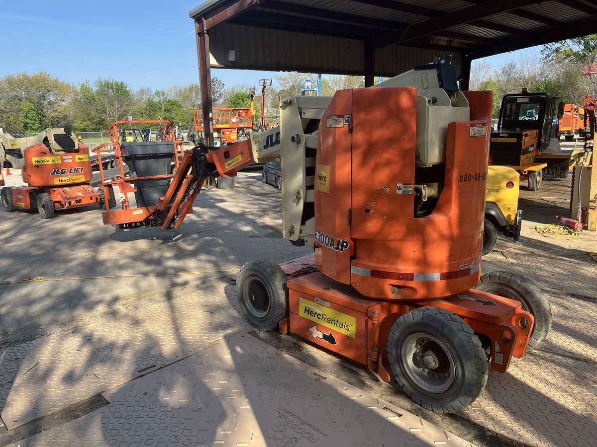 2016 JLG E300AJP-4