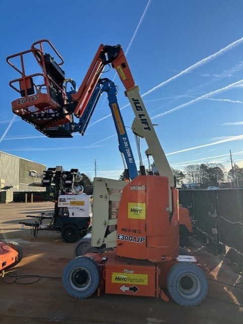 2017 JLG E300AJP-4