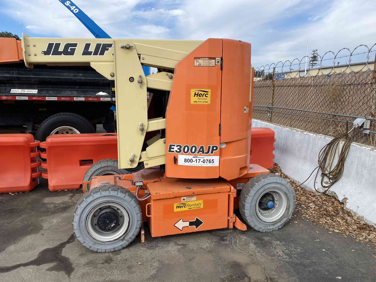 2017 JLG E300AJP-4