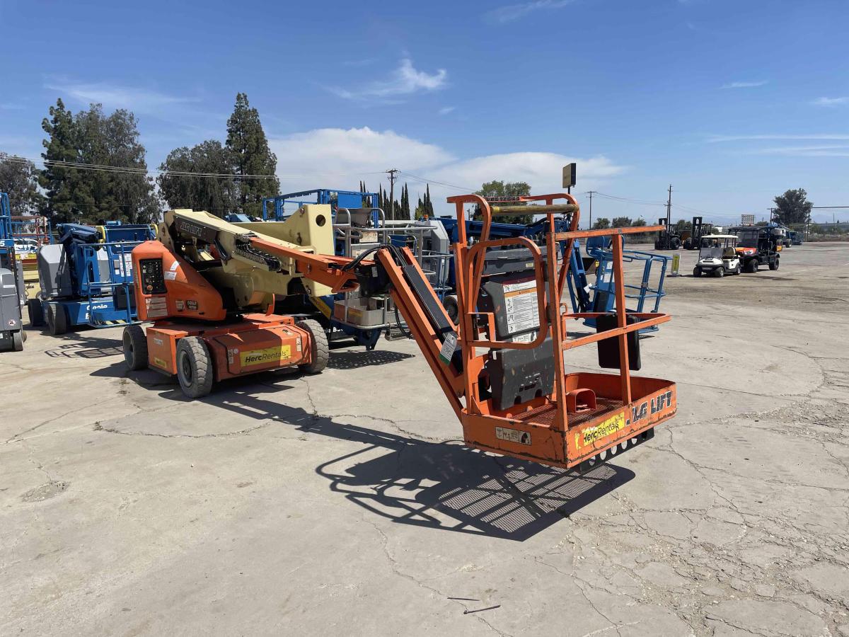 2017 JLG E400AJPN-2