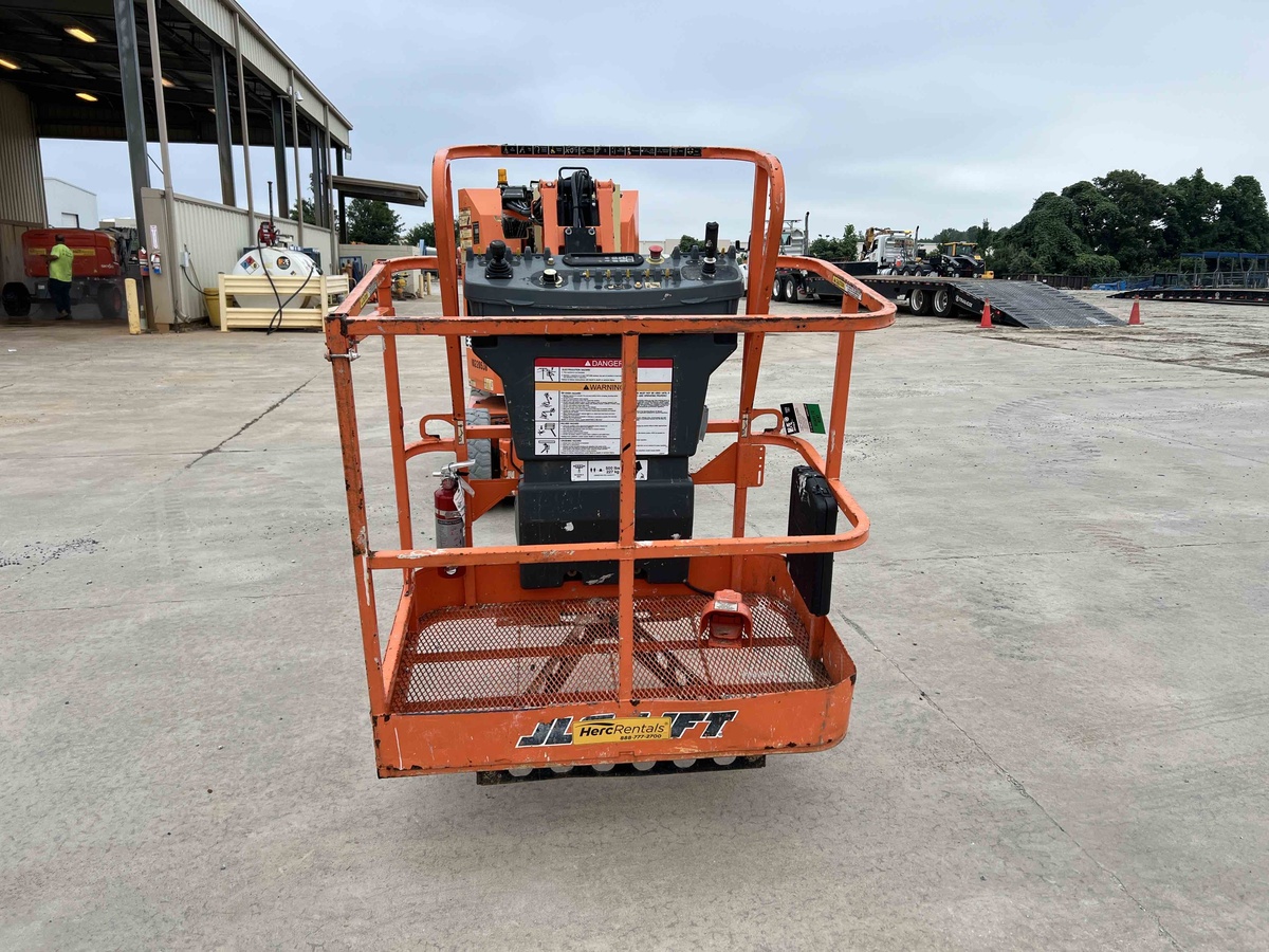 2017 JLG E300AJP-8