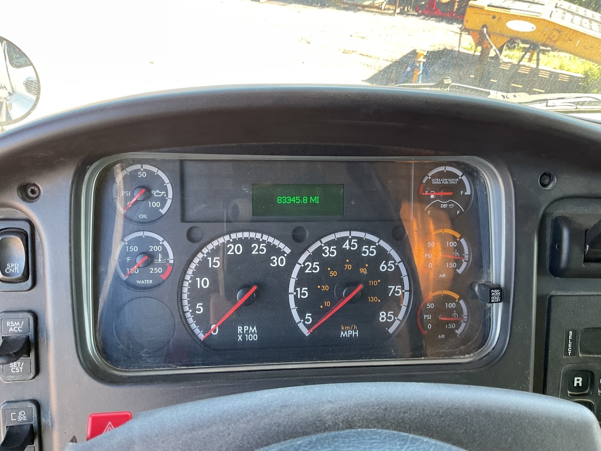 2016 Freightliner M2106-5