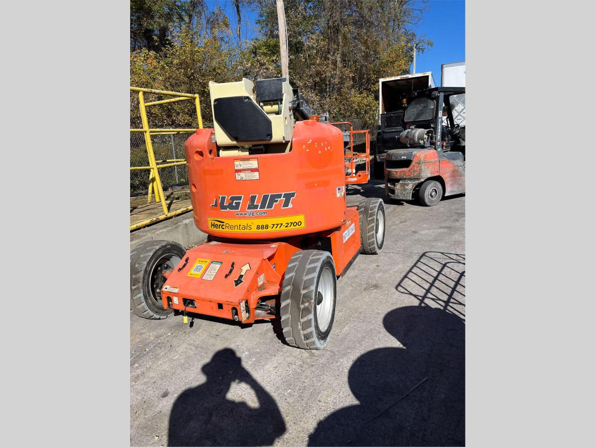 2015 JLG E450AJ